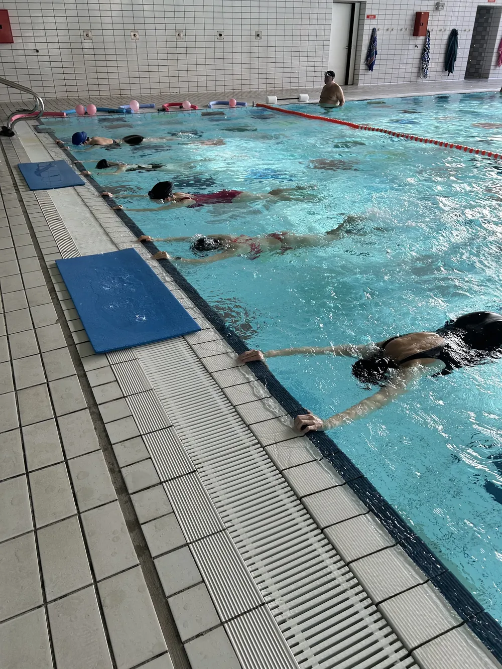 Grupo de matronatación en la piscina