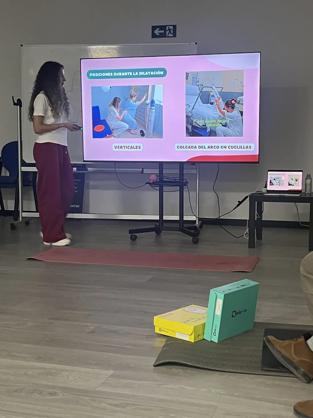 Matrona de MaterNova impartiendo un taller sobre posiciones durante la dilatación